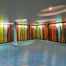 Hegedűs Andrea - Világító üvegtextil panelek uszodatérben (egyedi falburkolat), 2009