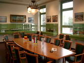 Iványi Mónika - MAHART Szabadkikötő igazgatósági irodaépület, tárgyalóterem hajómodellekkel