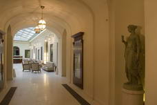 Somogyi Pál: Apáczai Csere Hotel - előtér és átrium kapcsolata, felújított klasszicista szoborral